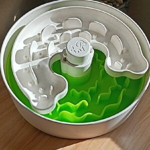 White and Green Alligator Puzzle Dog Feeder